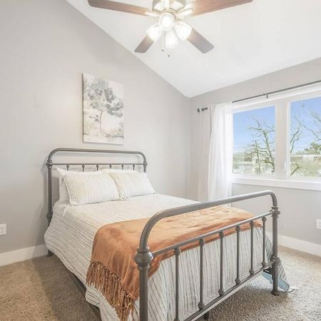 Cozy 2 Bed Townhome Near The Hospital Lafayette Exterior foto