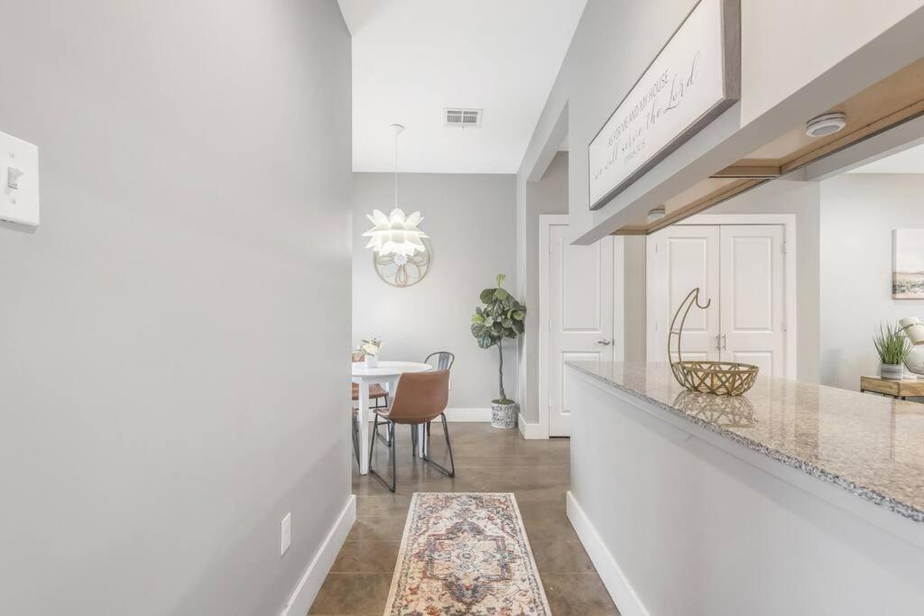 Cozy 2 Bed Townhome Near The Hospital Lafayette Exterior foto