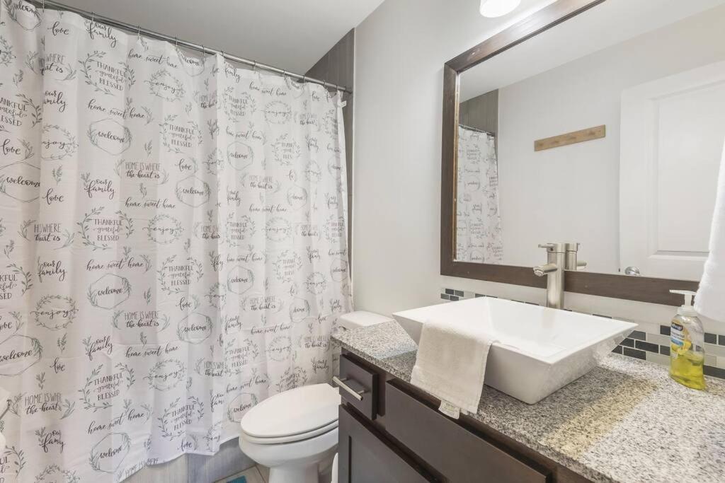 Cozy 2 Bed Townhome Near The Hospital Lafayette Exterior foto